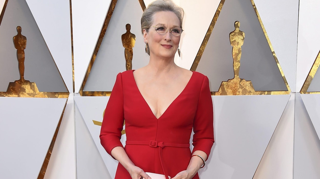 L'actrice Meryl Streep, dans une robe rouge, prend la pose sur le tapis rouge des Oscars 2018. L'actrice Meryl Streep, dans une robe rouge, prend la pose sur le tapis rouge des Oscars 2018.
