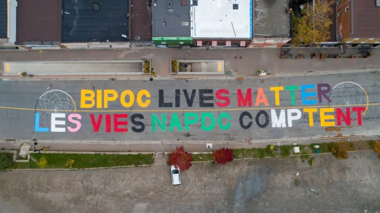 Le message Les vies NAPDC comptent peint sur la chaussée.