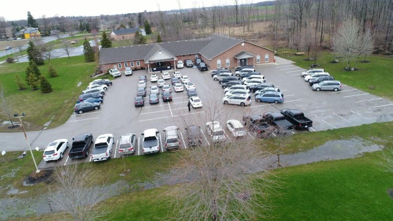 Une photo prise d'un drone montre le stationnement d'une église