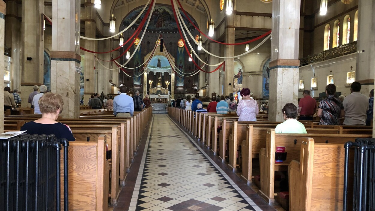 Des paroissiens sont réunis dans l'église pour une messe.