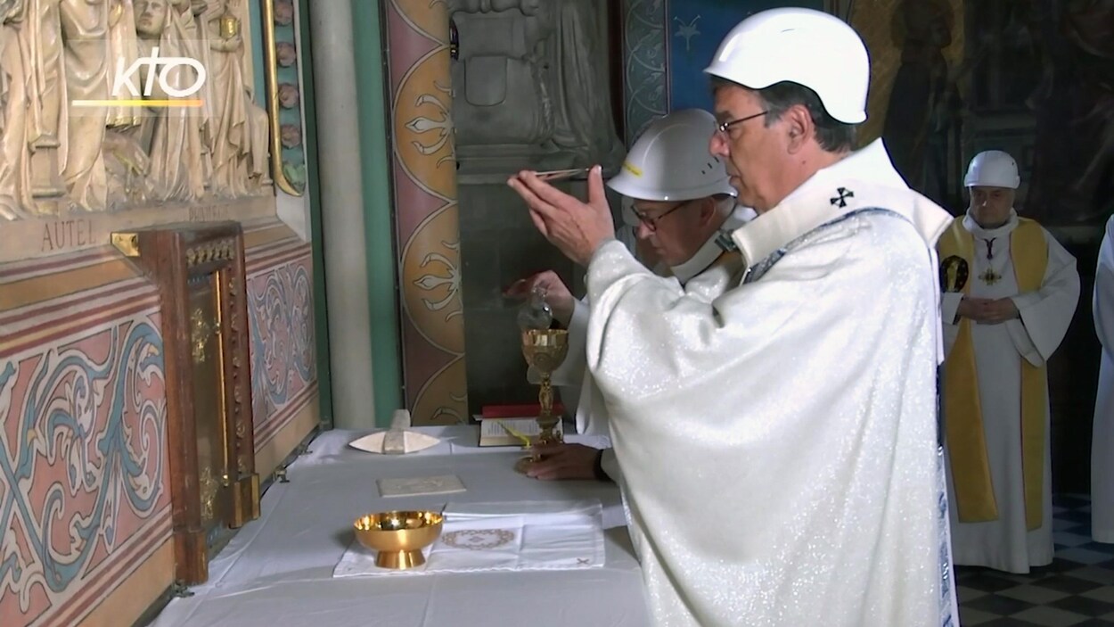 Portant un casque de protection, Mgr Michel Aupetit, archevêque de Paris, célèbre la première messe, deux mois après l'incendie dévastateur de la cathédrale Notre-Dame de Paris, samedi 15 juin 2019, à Paris.