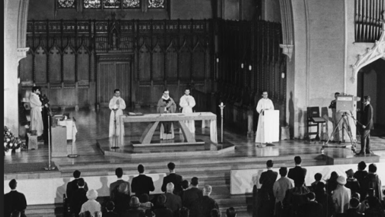 Il y a 55 ans le 7 mars 1965, l’Église catholique abandonnait la messe en latin ! Messe-religion-catholique-latin-vatican-francais-archives