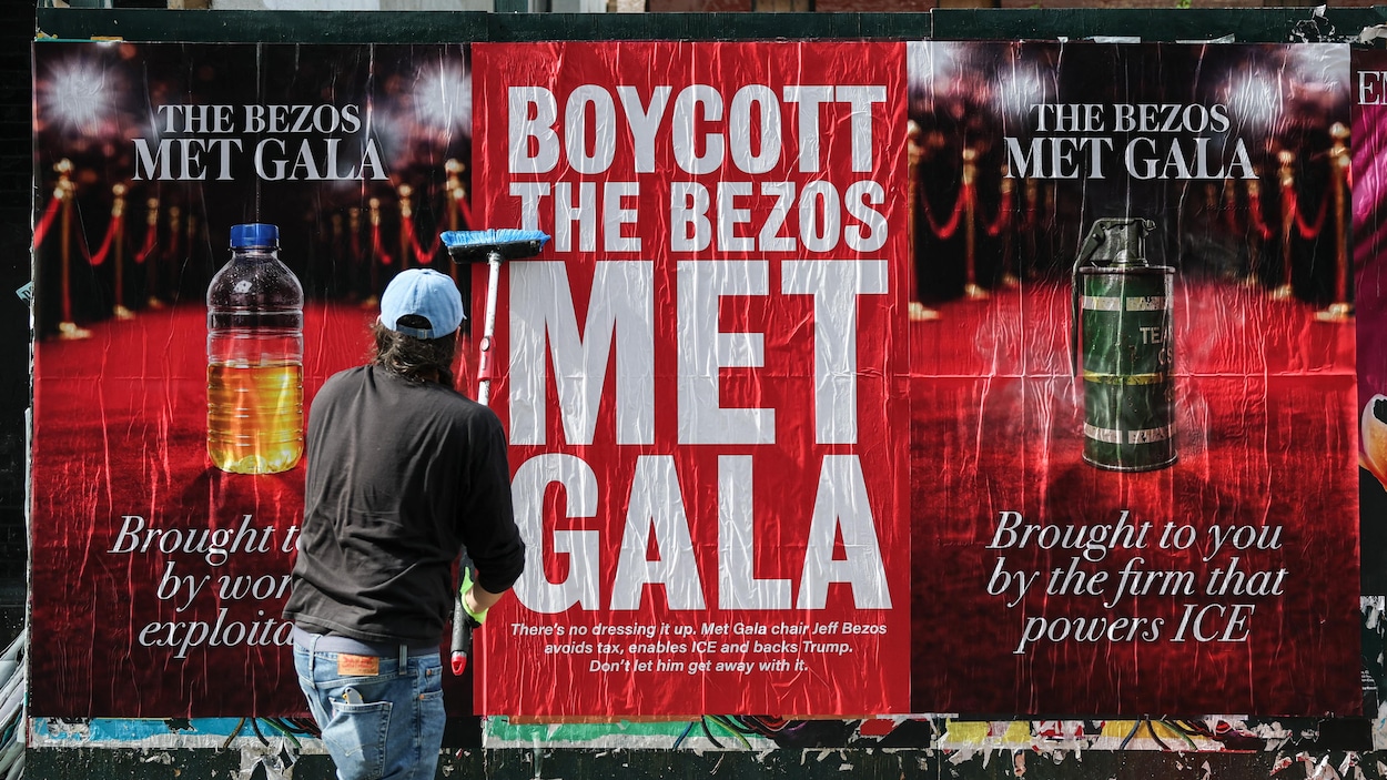 Gala du Met : les célébrités défilent sur fond de manifestations contre Jeff Bezos