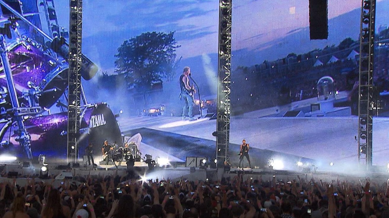 La foule regarde le chanteur de Metallica James Hetfield. La foule regarde le chanteur de Metallica James Hetfield.