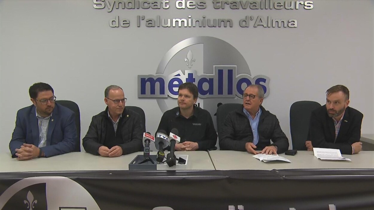 Cinq personnes pendant un point de presse