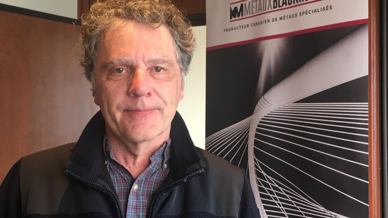 Jean Rainville devant une affiche de métaux blackrock Jean Rainville devant une affiche de métaux blackrock