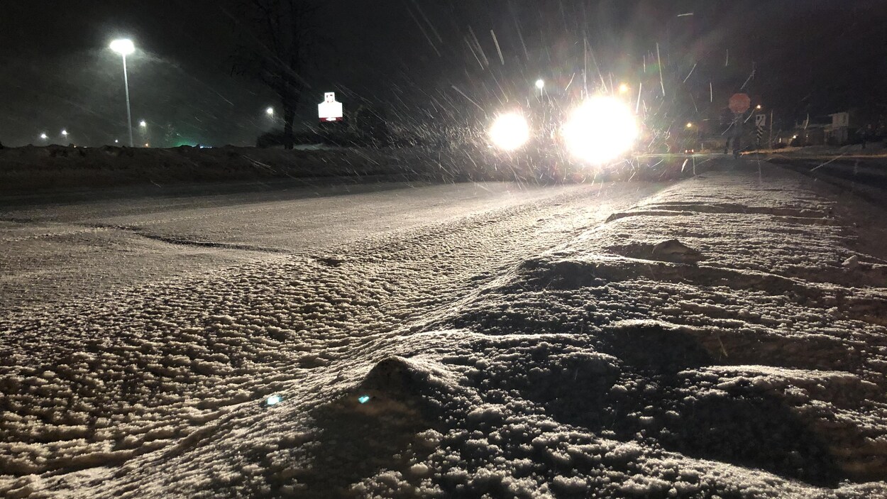 Une voiture sur la route.