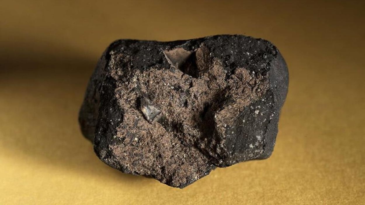 Plan serré de la météorite.