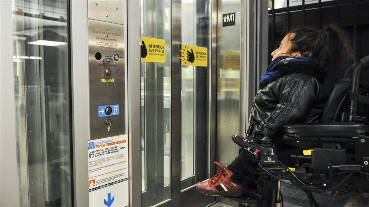 En 2015, Laurence Parent, spécialiste des questions de transport adapté, avait dénoncé que deux ascenseurs construits au métro Bonaventure ne menaient pas à la sortie. Les travaux devraient être terminés par l'Agence métropolitaine de transport en 2018.