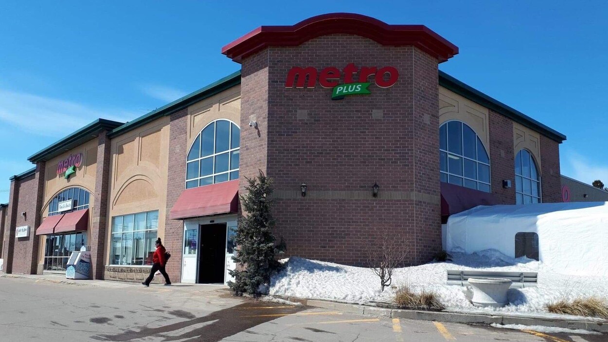 La façade extérieure du supermarché Métro Plus de Dolbeau-Mistassini.