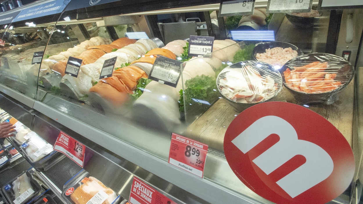Un comptoir de poissons et de fruits de mer dans une épicerie Metro.