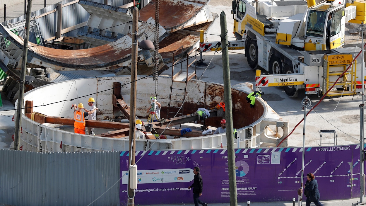 Des travailleurs sur le site de la future station de métro Porte de Clichy, qui fait partie du réseau du Grand Paris Express, en septembre 2017.