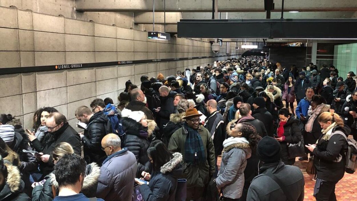 Des centaines de personnes immobilisées sur le quai de la station Lionel-Groulx.