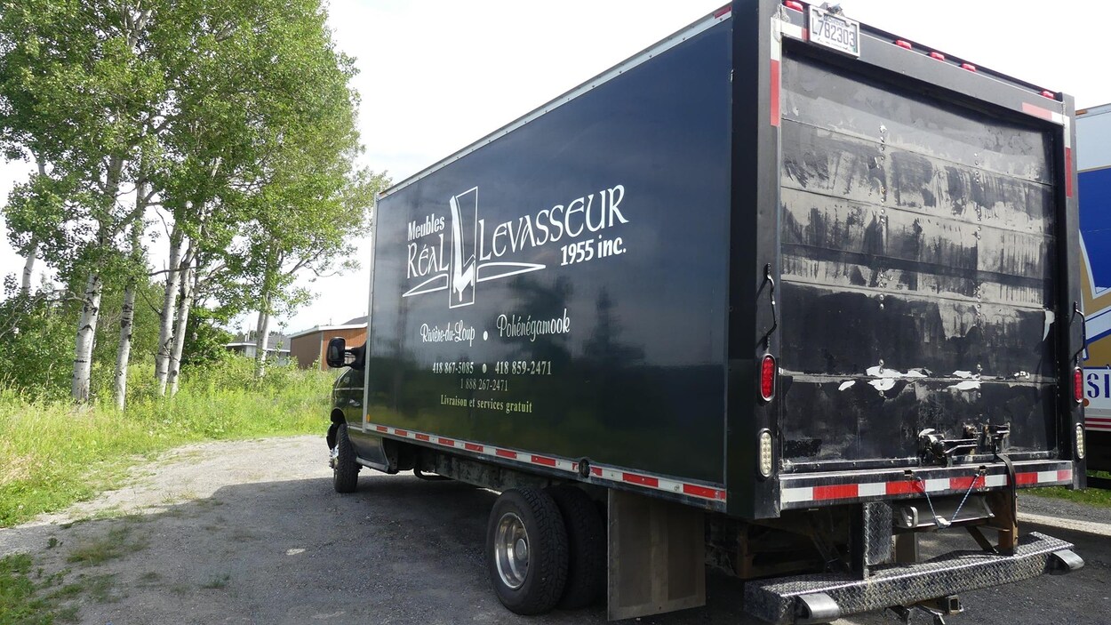 Un camion de Meubles Réal Levasseur