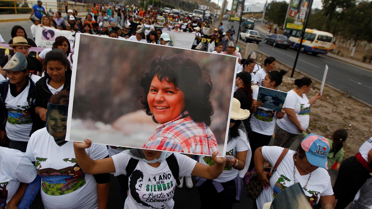 Des manifestants dénoncent le meurtre de la militante environnementaliste Berta Caceres, au Honduras.