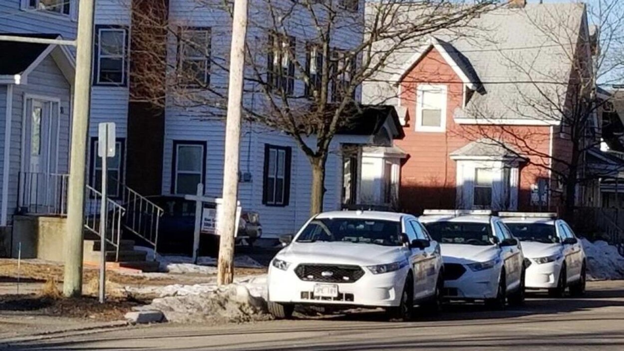 Des policiers de la GRC poursuivent leur enquête après que le corps de Naomi Barlette ait été découvert dans une résidence de la rue Fleet à Moncton, le 8 avril. Des policiers de la GRC poursuivent leur enquête après que le corps de Naomi Barlette ait été découvert dans une résidence de la rue Fleet à Moncton, le 8 avril.
