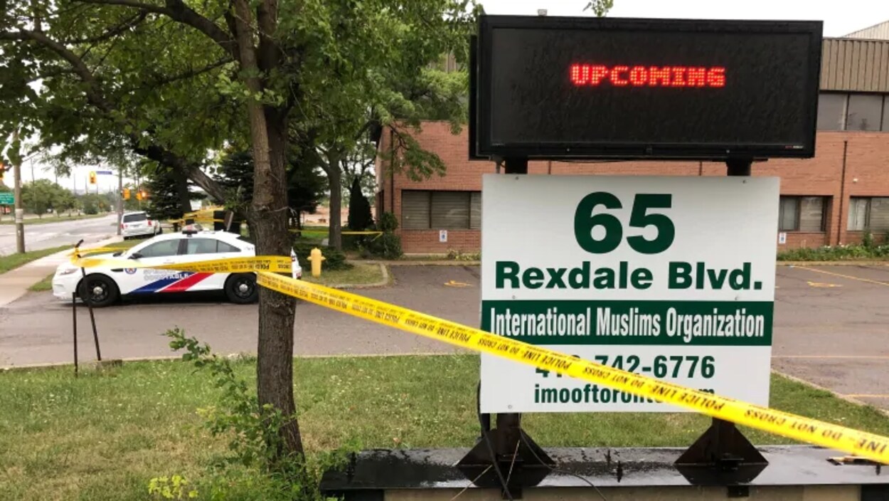 Une autopatrouille et un ruban jaune à une scène de crime à une mosquée torontoise.
