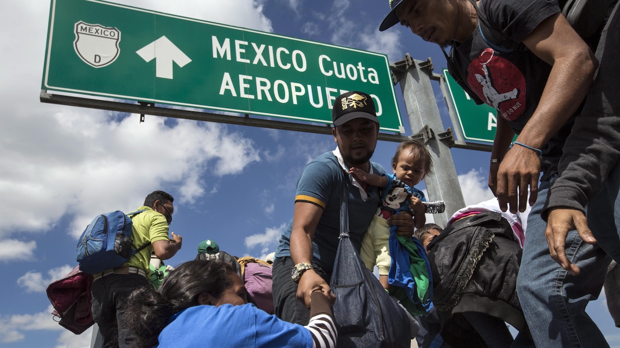 Des migrants convergent vers Mexico où les autorités ont aménagé un stade pour les héberger.