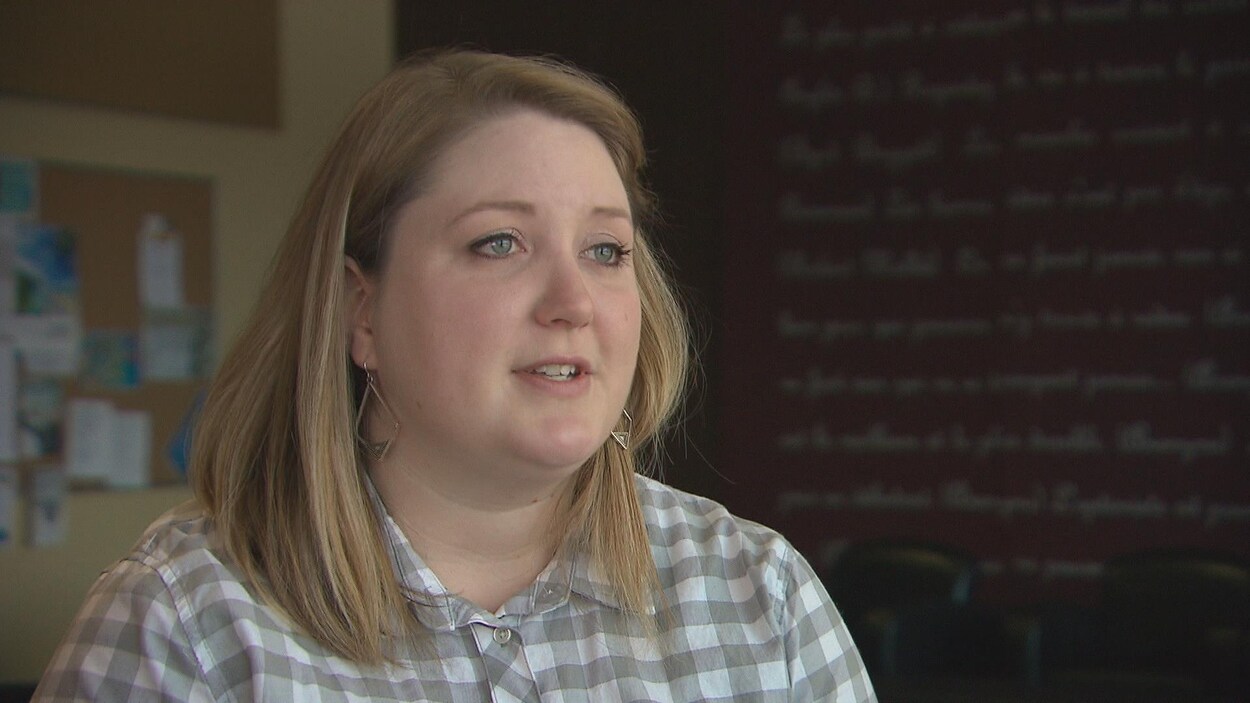 Stephanie Myers est candidate à la maîtrise en éducation à l'Université de Moncton, répond aux question de la journaliste.