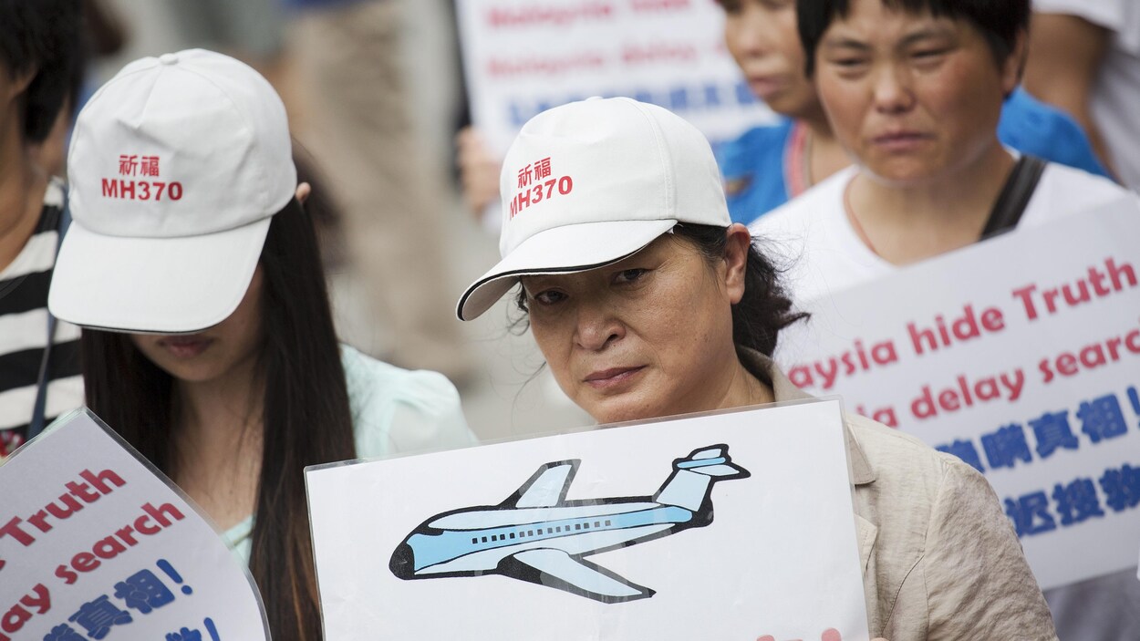 Depuis la disparition de l'avion en 2014, des proches des victimes organisent ponctuellement des manifestations pour réclamer plus d'efforts des autorités afin de retrouver l'appareil. Depuis la disparition de l'avion en 2014, des proches des victimes organisent ponctuellement des manifestations pour réclamer plus d'efforts des autorités afin de retrouver l'appareil.