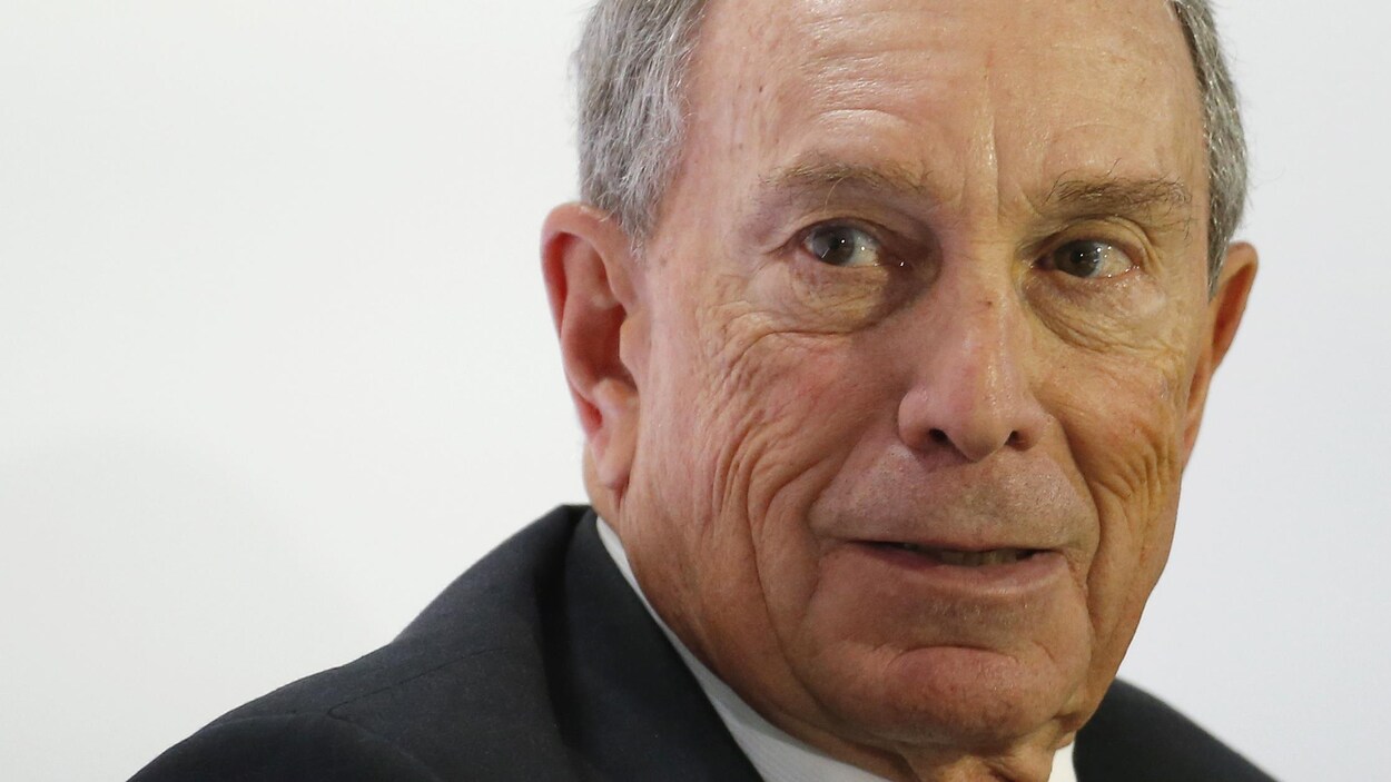 Michael Bloomberg, de face, regardant à sa droite.