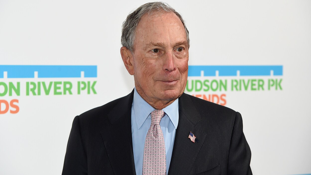 Michael Bloomberg pose pour les journalistes lors d'un événement.