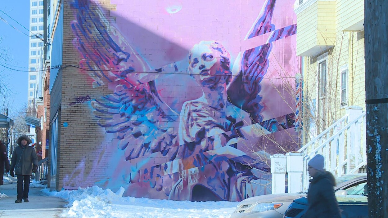 Une murale sur un mur de building de centre-ville.