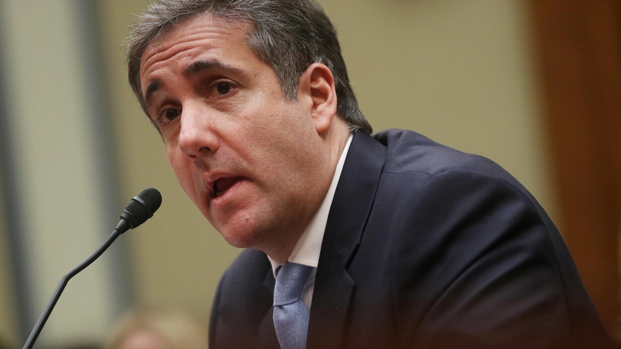 Michael Cohen parle dans un micro.