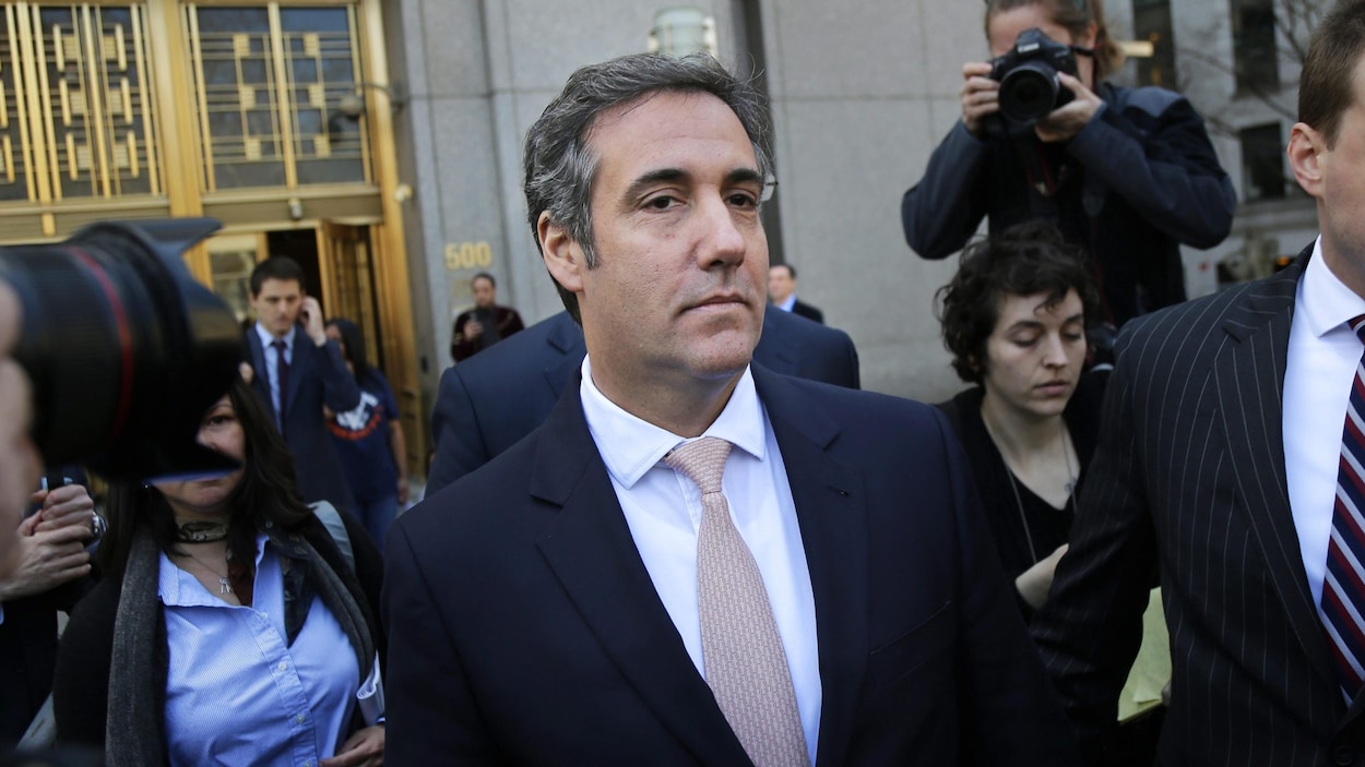 Michael Cohen à sa sortie de la court fédérale de New York, où des journalistes l'attendaient.