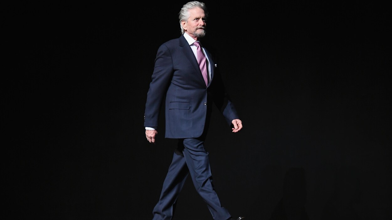 L'acteur américain Michael Douglas marche sur la scène du gala des prix, le 8 mai 2017. L'acteur américain Michael Douglas marche sur la scène du gala des prix, le 8 mai 2017.