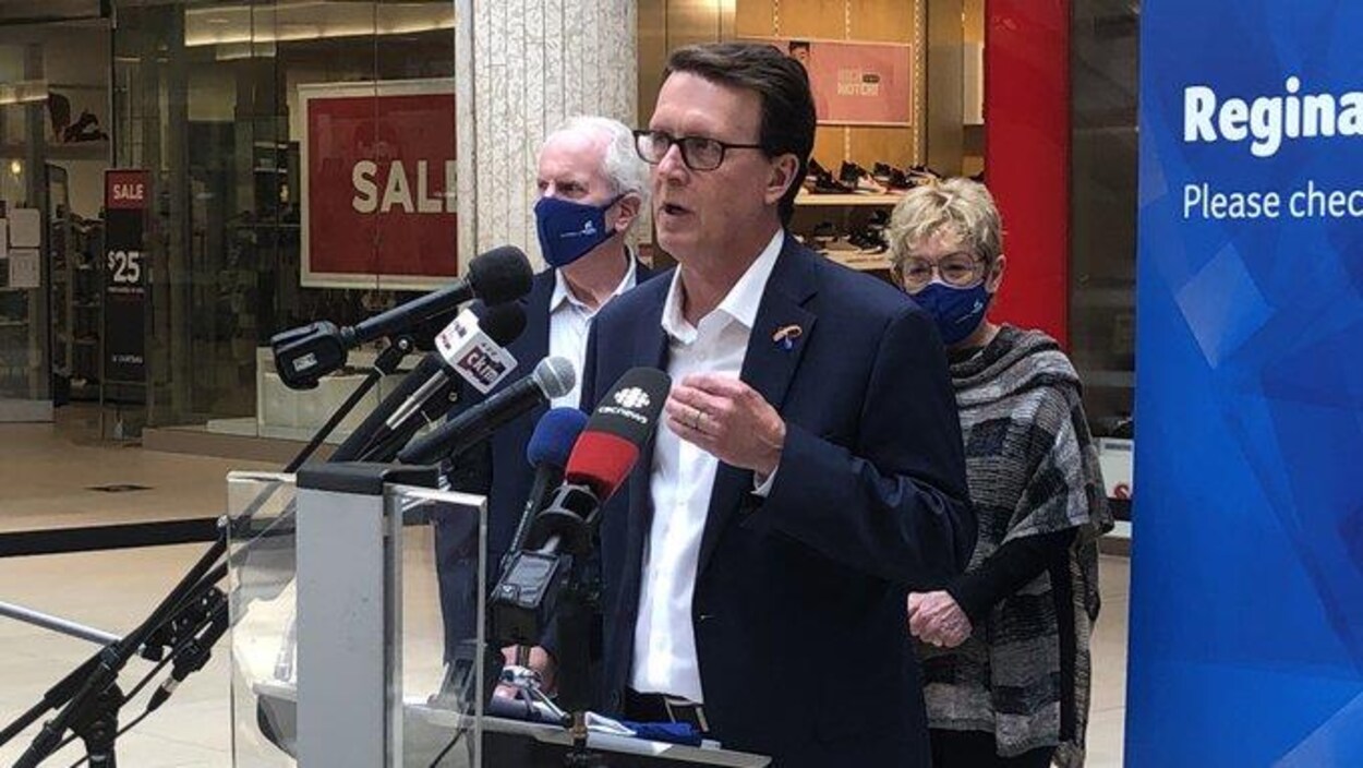 Le maire de Regina qui fait un discours dans un centre commercial.