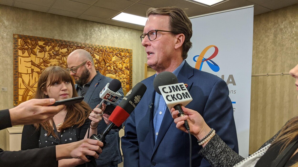 Le maire de Regina, Michael Fougere, répond aux questions des journalistes.