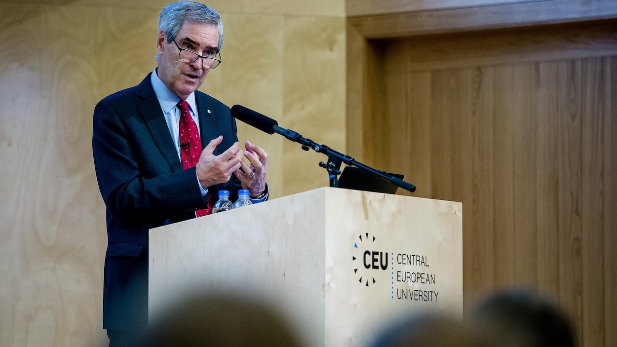 Michael Ignatieff, debout au micro, s'adresse au public.