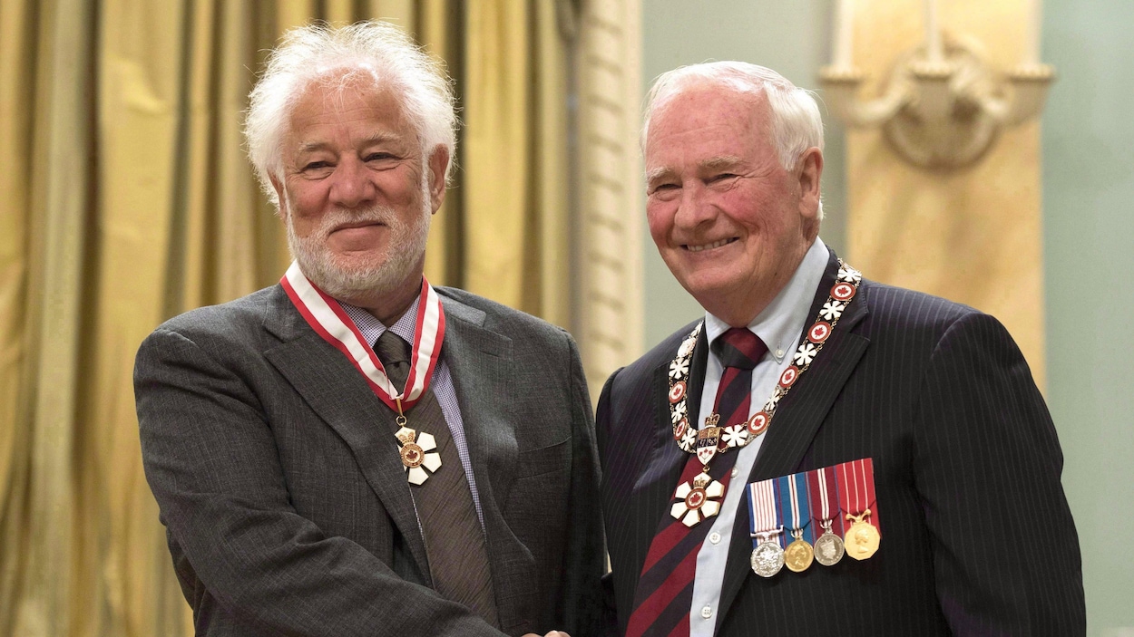 L'écrivain Michael Ondaatje (gauche) en compagnie du gouverneur général du Canada David Johnston.