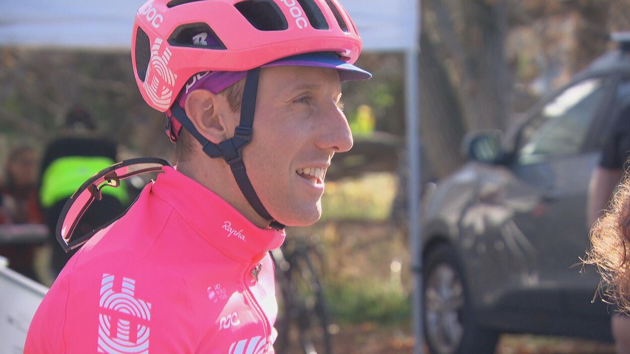 Un homme avec un casque de vélo.