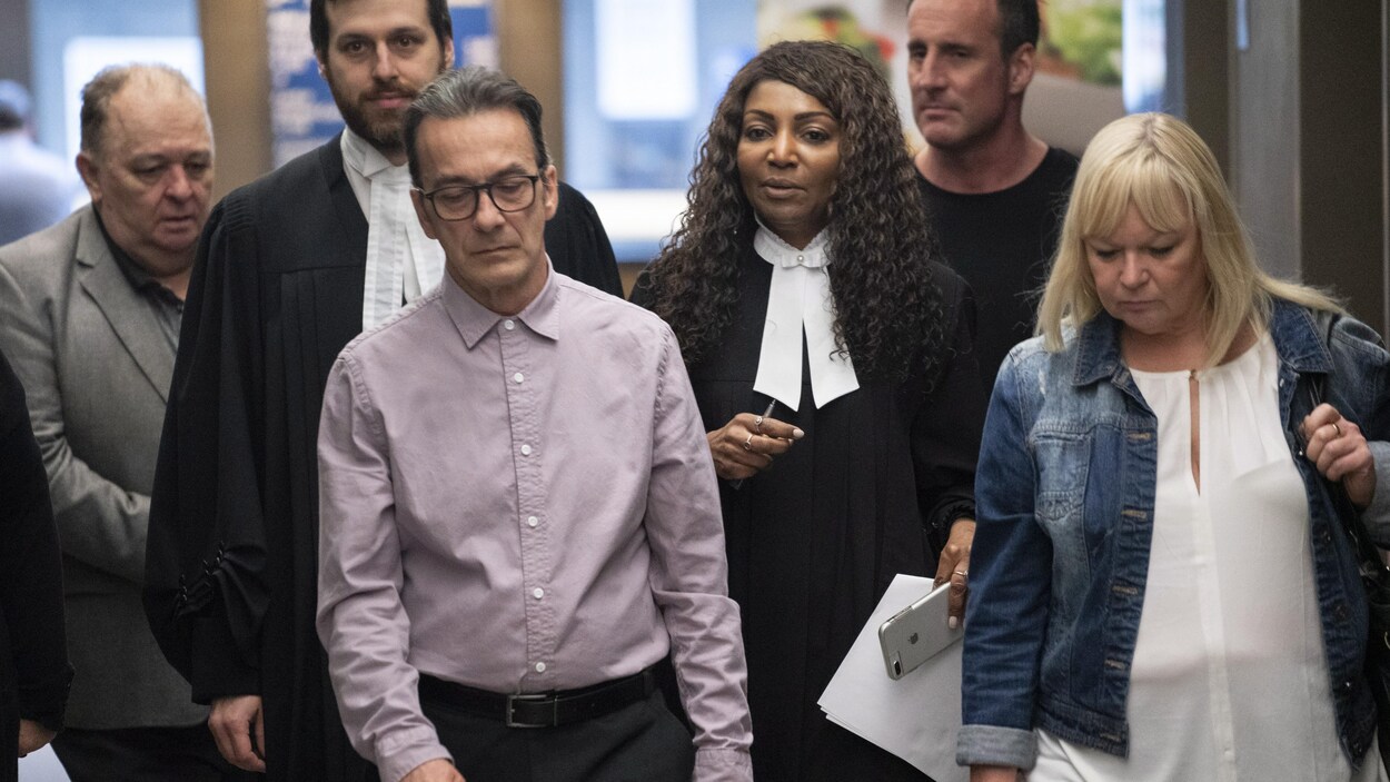 Michel Cadotte en route vers la salle d'audience