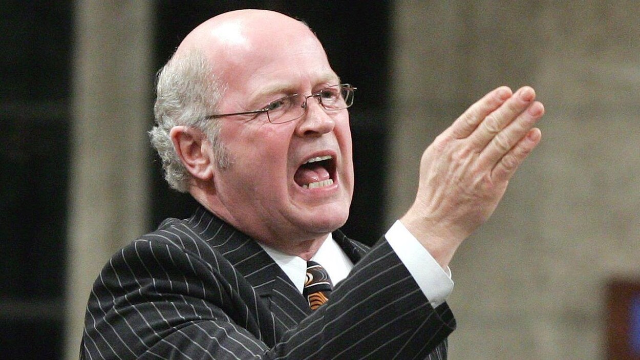 L'ancien chef bloquiste Michel Gauthier s'exprime avec une main en l'air.