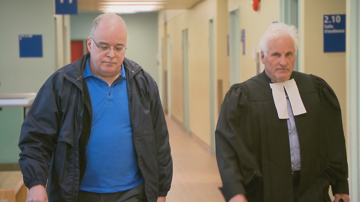Les deux hommes se dirigent vers la salle d'audience
