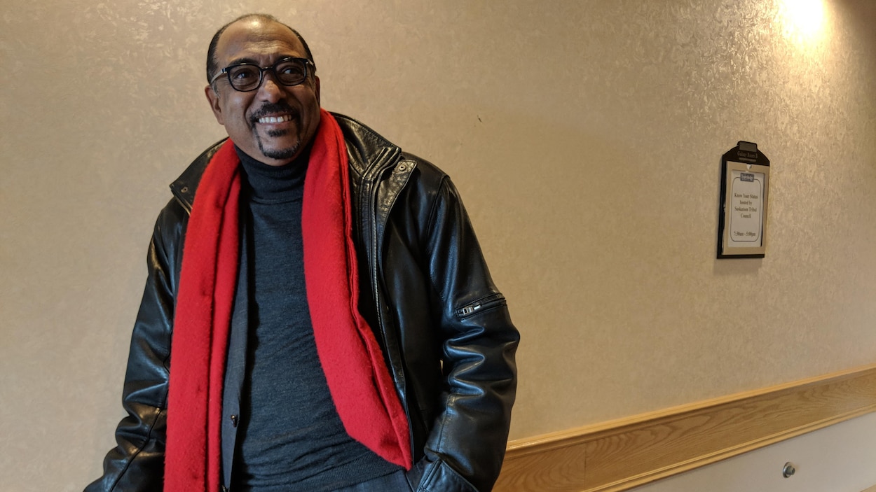 Michel Sidibé pose souriant dans un couloir. Michel Sidibé pose souriant dans un couloir.