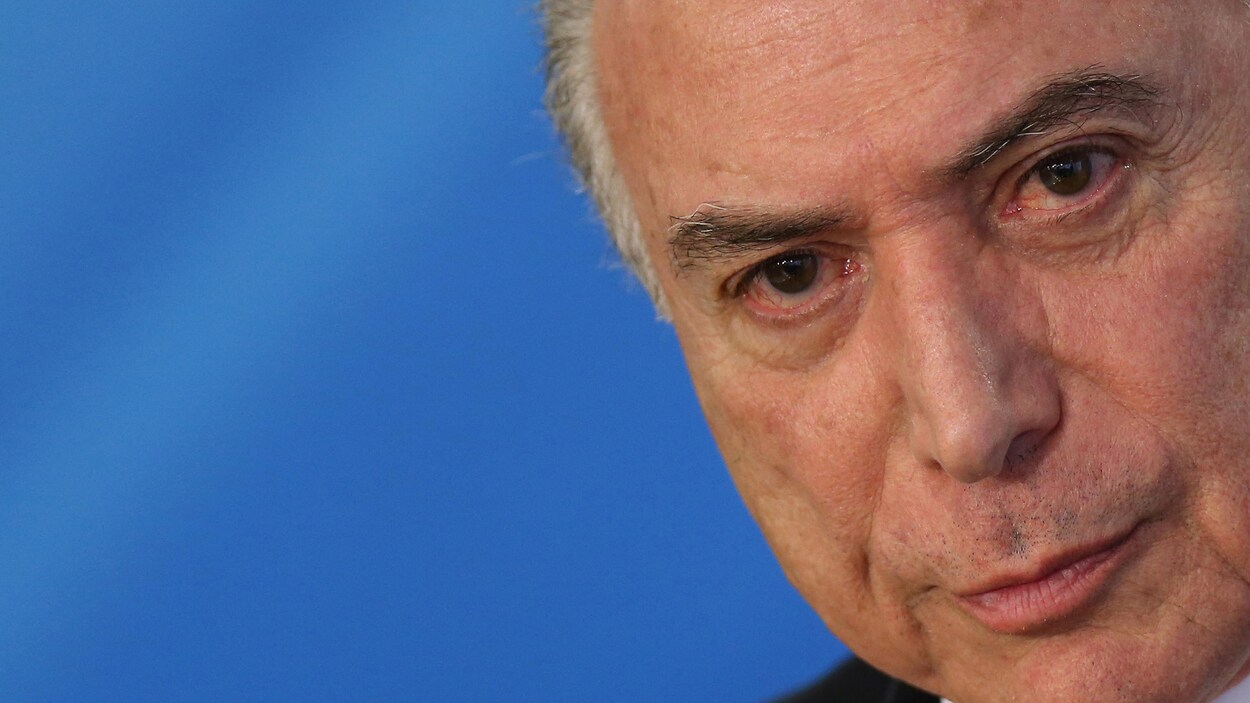 Un gros plan du visage de Michel Temer,