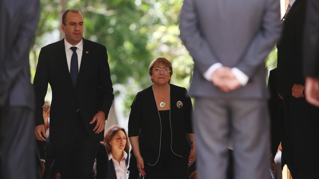 Michelle Bachelet marche dans une rue avec des dignitaires vénézuéliens.
