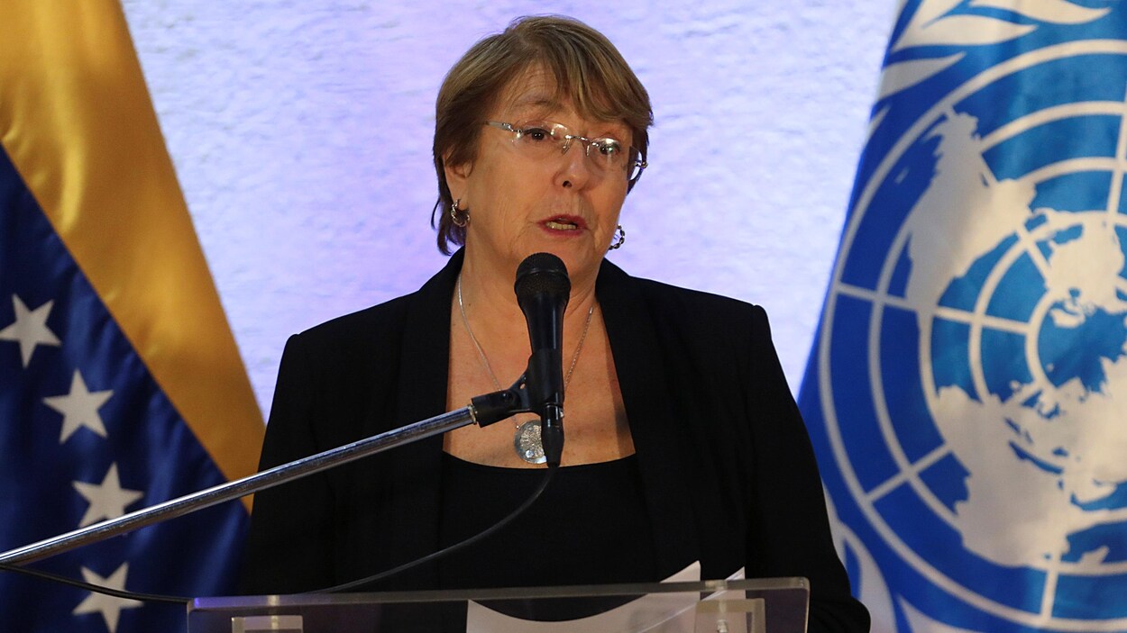 La haute-commissaire aux droits de l'homme de l'ONU Michelle Bachelet s'exprime sur une tribune devant le drapeau de l'ONU.