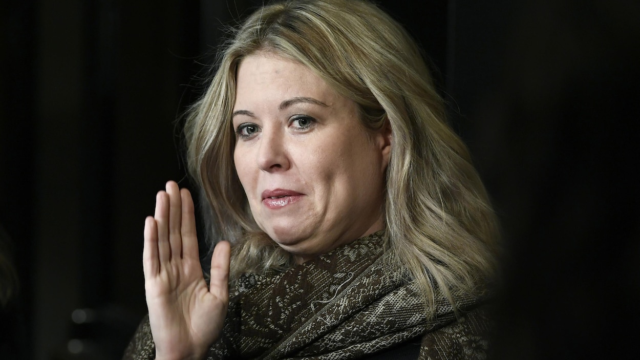 Gros plan sur Michelle Rempel Garner, la main levée à côté de son visage.