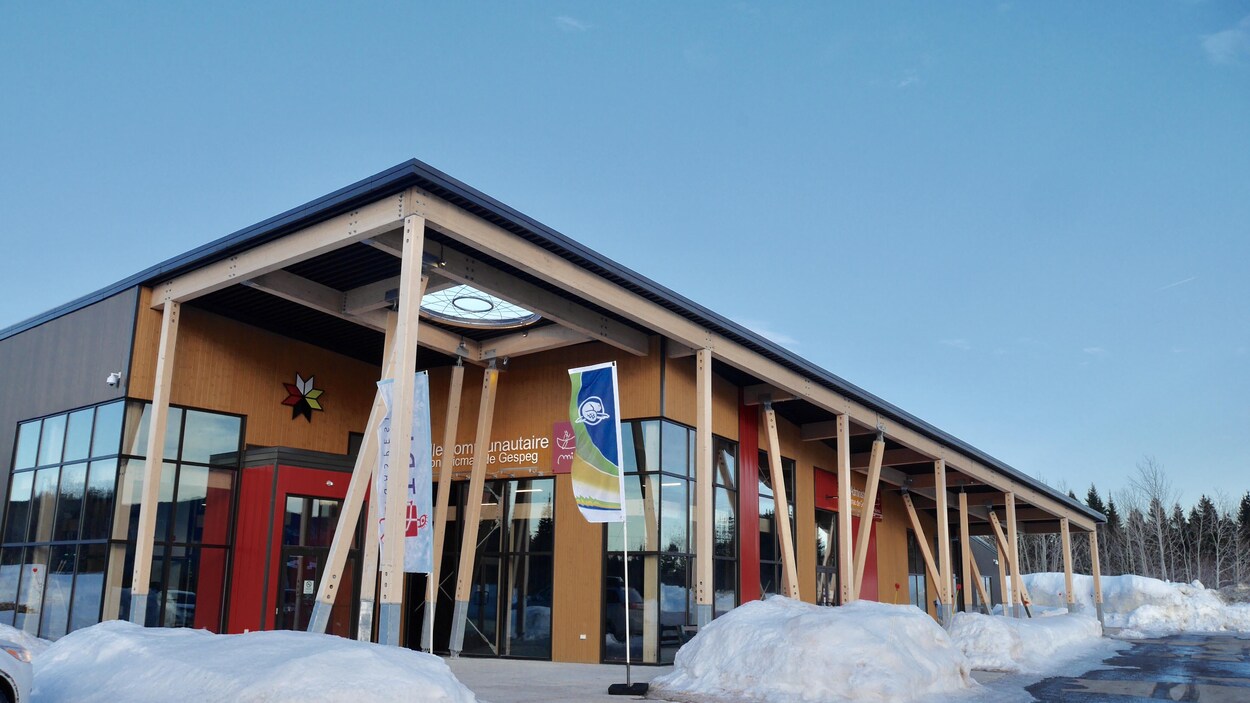 Le bâtiment, entouré de neige.