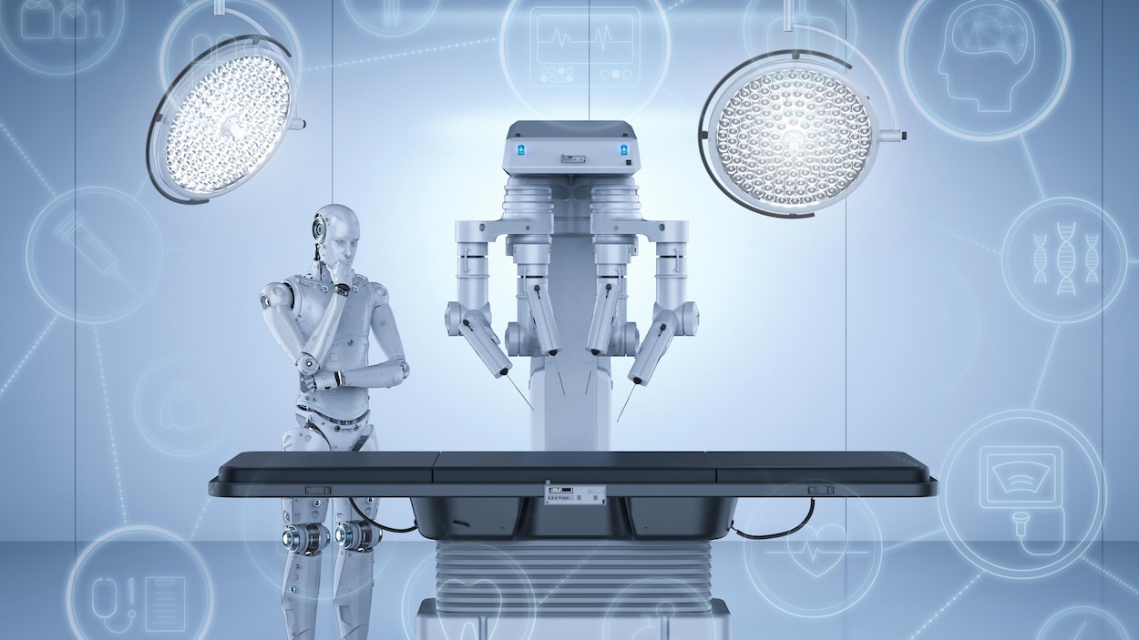 Un robot se tient près d'une table d'opération munie d'un système robotisé.