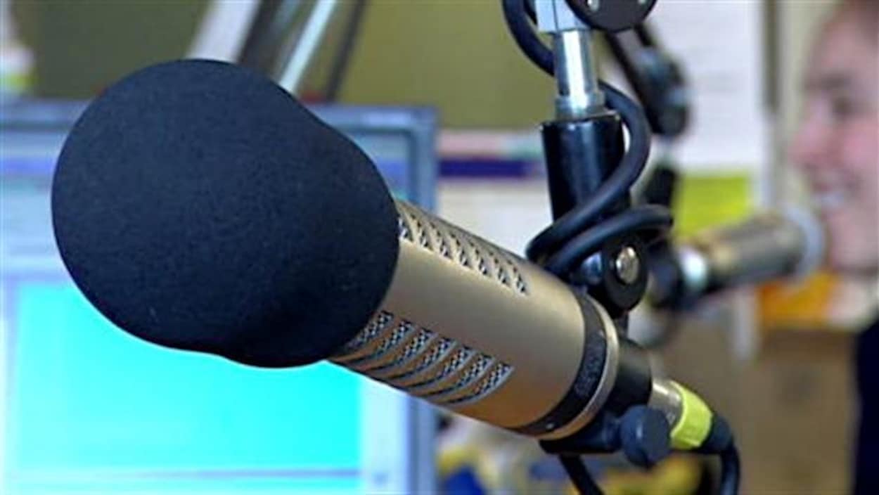 Le seul journaliste de la station Rouge FM d'Amqui perd son poste. Le seul journaliste de la station Rouge FM d'Amqui perd son poste.