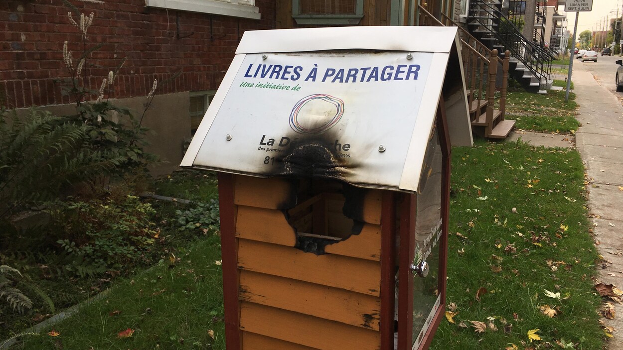 Une bibliothèque de rue a été vandalisée à Trois-Rivières. Une bibliothèque de rue a été vandalisée à Trois-Rivières.
