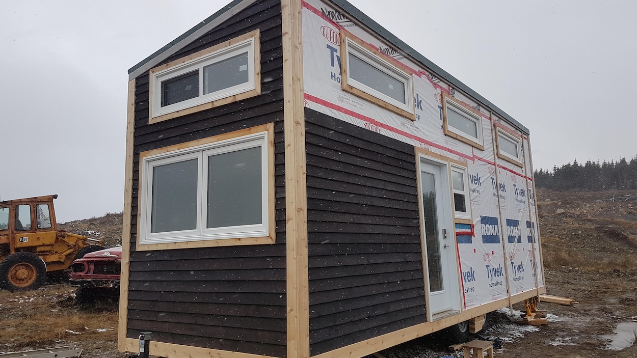 Une micromaison est installée sur une remorque. La construction est presque terminée. Elle aura une surface habitable de 33 mètres carrés. Une micromaison est installée sur une remorque. La construction est presque terminée. Elle aura une surface habitable de 33 mètres carrés.