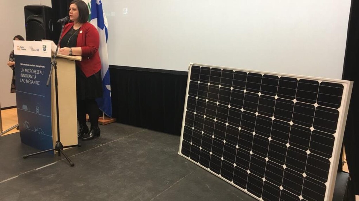 La mairesse de Lac-Mégantic, Julie Morin, lors de l'annonce de l'implantation du microréseau électrique.
