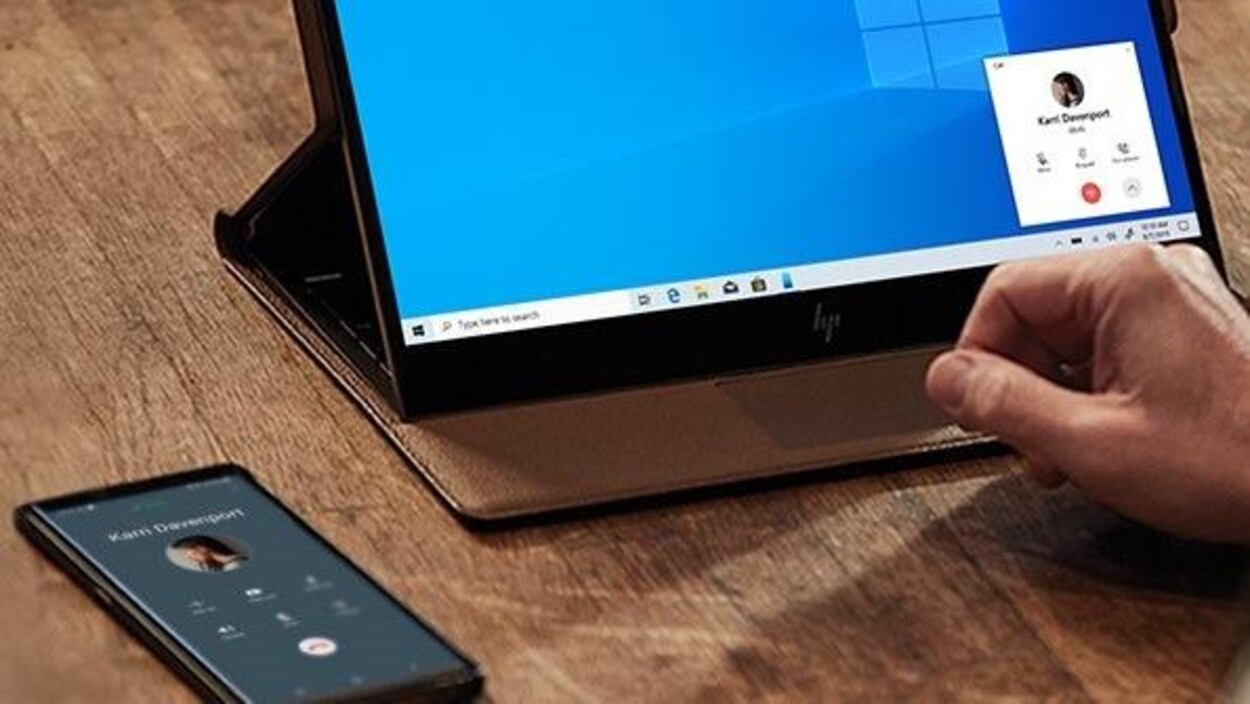 Un téléphone Android qui passe un appel depuis un ordinateur Windows 10.